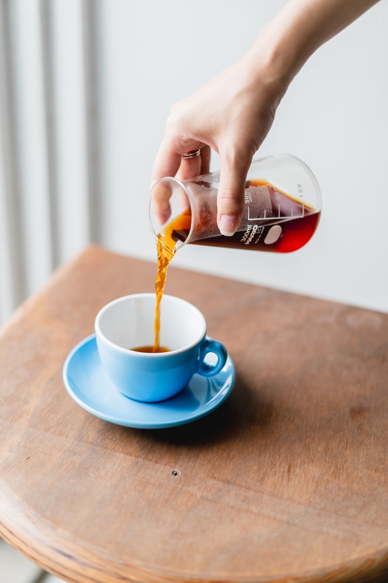 コーヒーをカップへ注いでいるところ