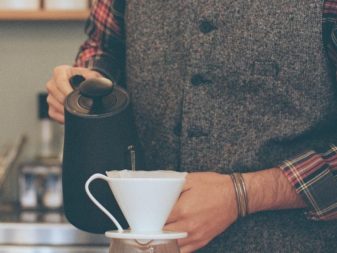 恋史郎コーヒーの店内でハンドドリップを淹れているところ